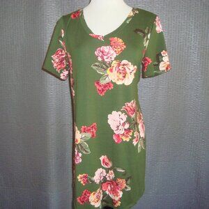 NWT Agnes & Dora Everyday Tee V-Neck Olive & Pink Floral sz S (M)